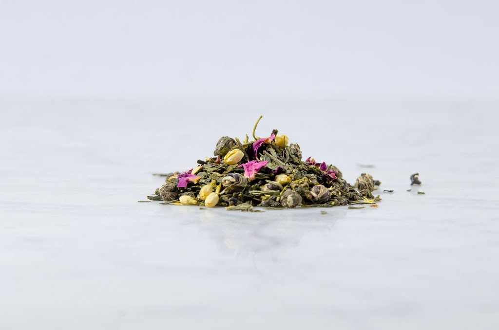 loose leaf floral green tea on a marble background