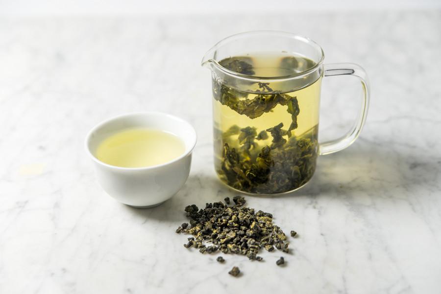 brewed milk oolong in a glass infuser and white cup