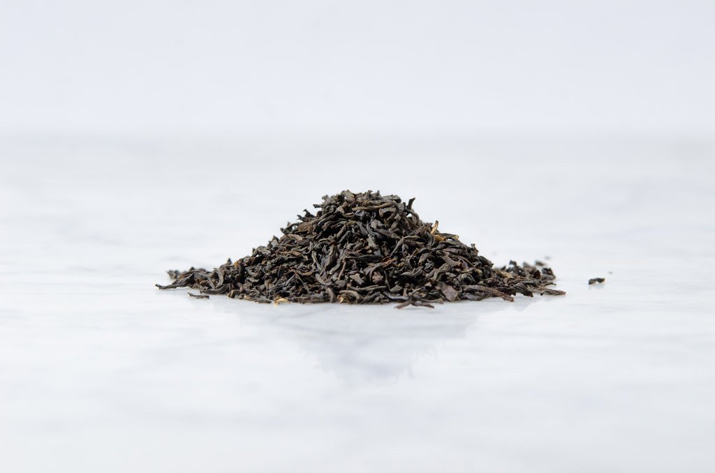 loose leaf english breakfast tea on a marble background