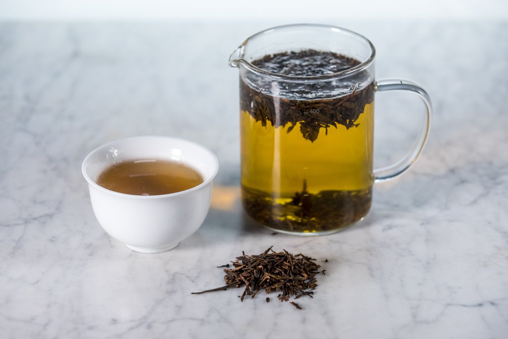 roasted green tea hojicha loose leaf tea brewed in a glass infuser and white cup