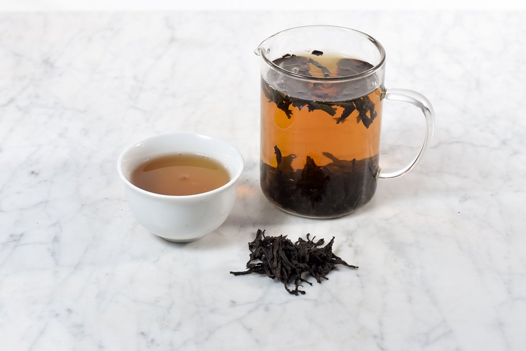 Shui Xian Lao Cong "Rock Oolong" loose leaf tea brewed in a glass infuser and white cup